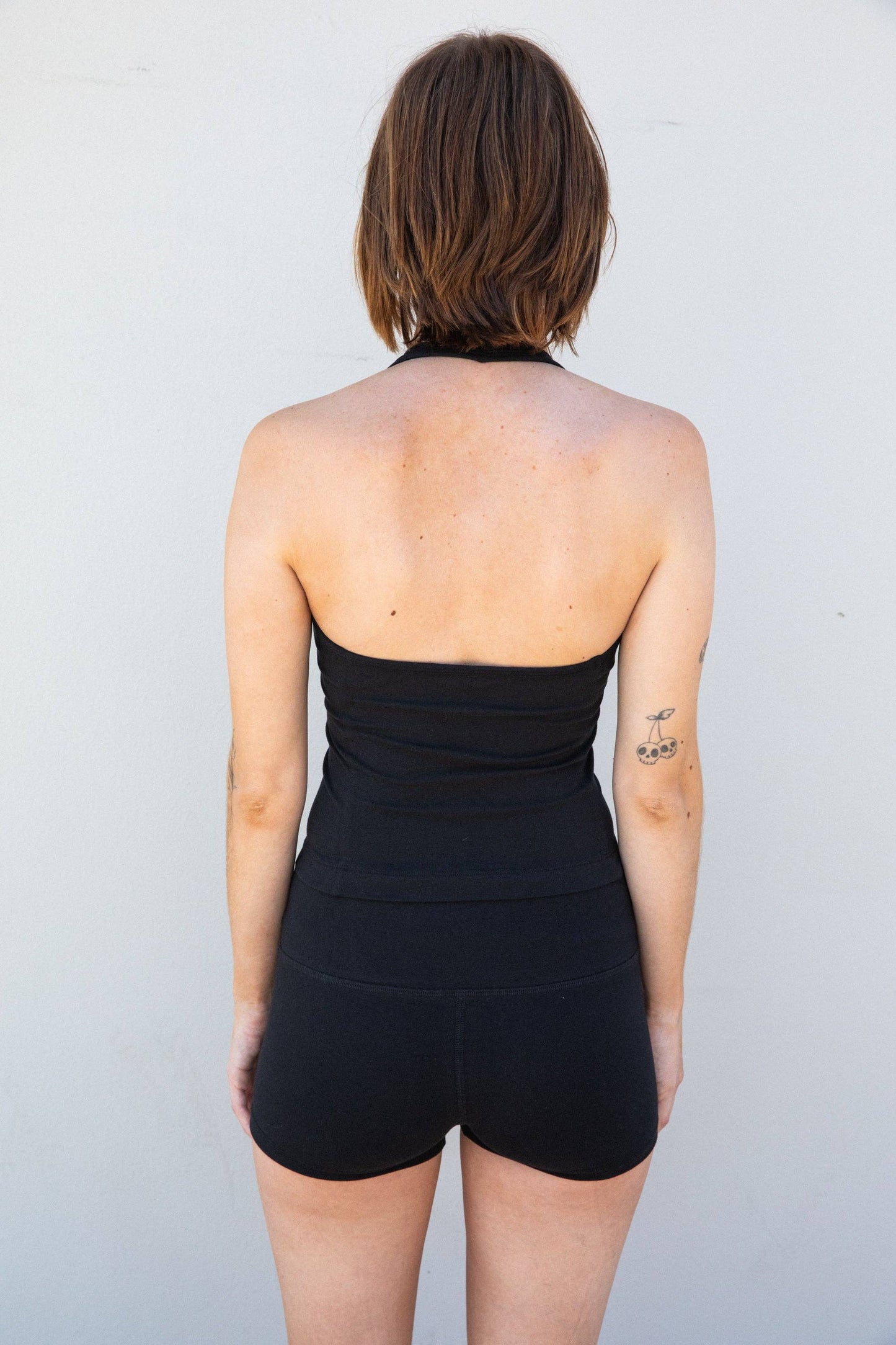 SPORTY HALTER TOP IN ONYX