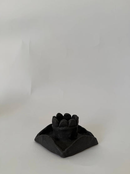 Flip-flap flat scalloped candleholder