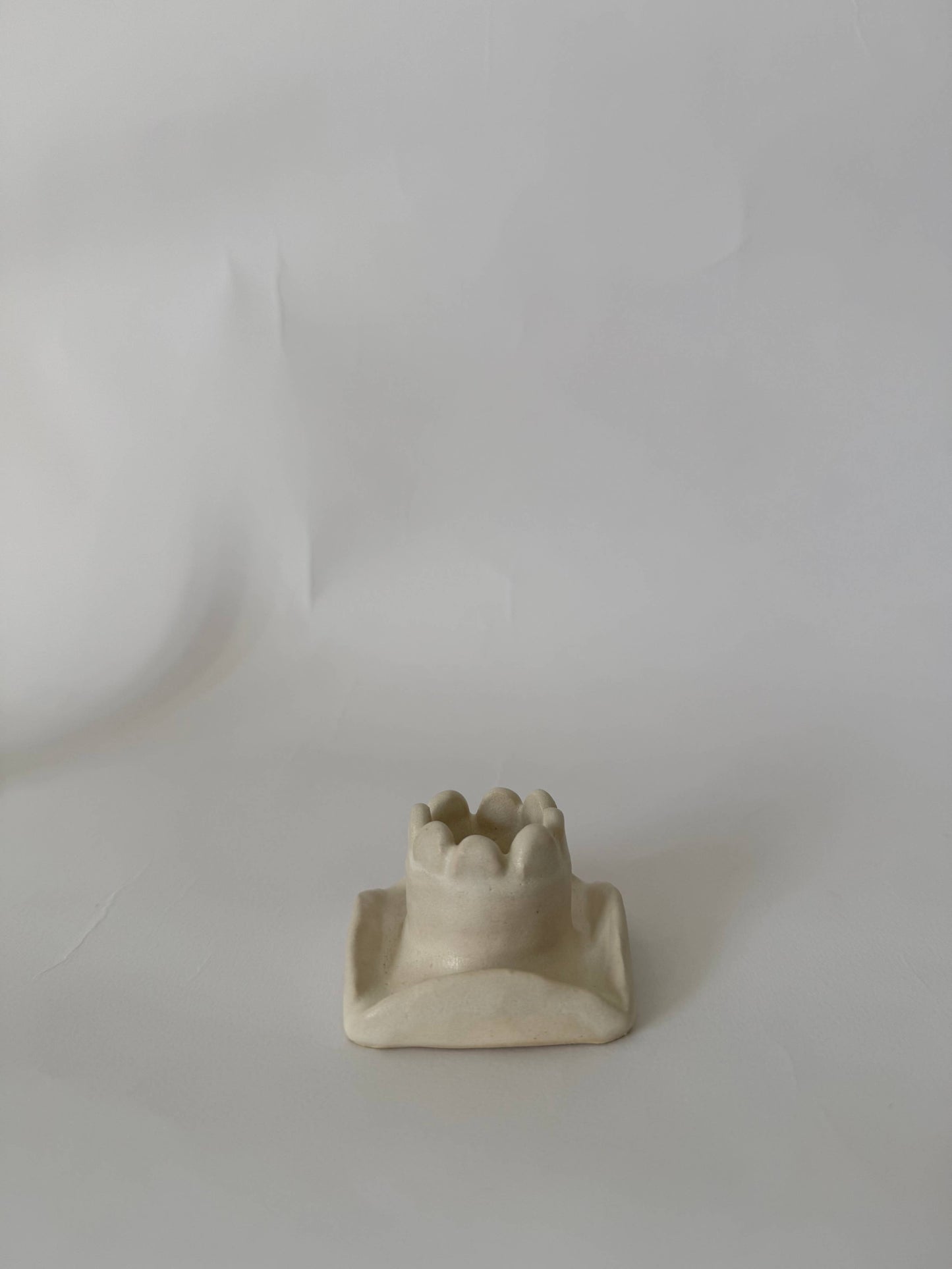 Flip-flap flat scalloped candleholder