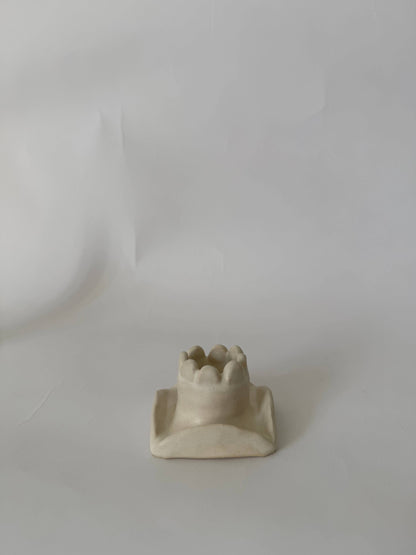 Flip-flap flat scalloped candleholder