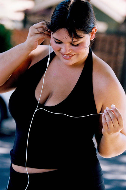 SPORTY HALTER TOP IN ONYX