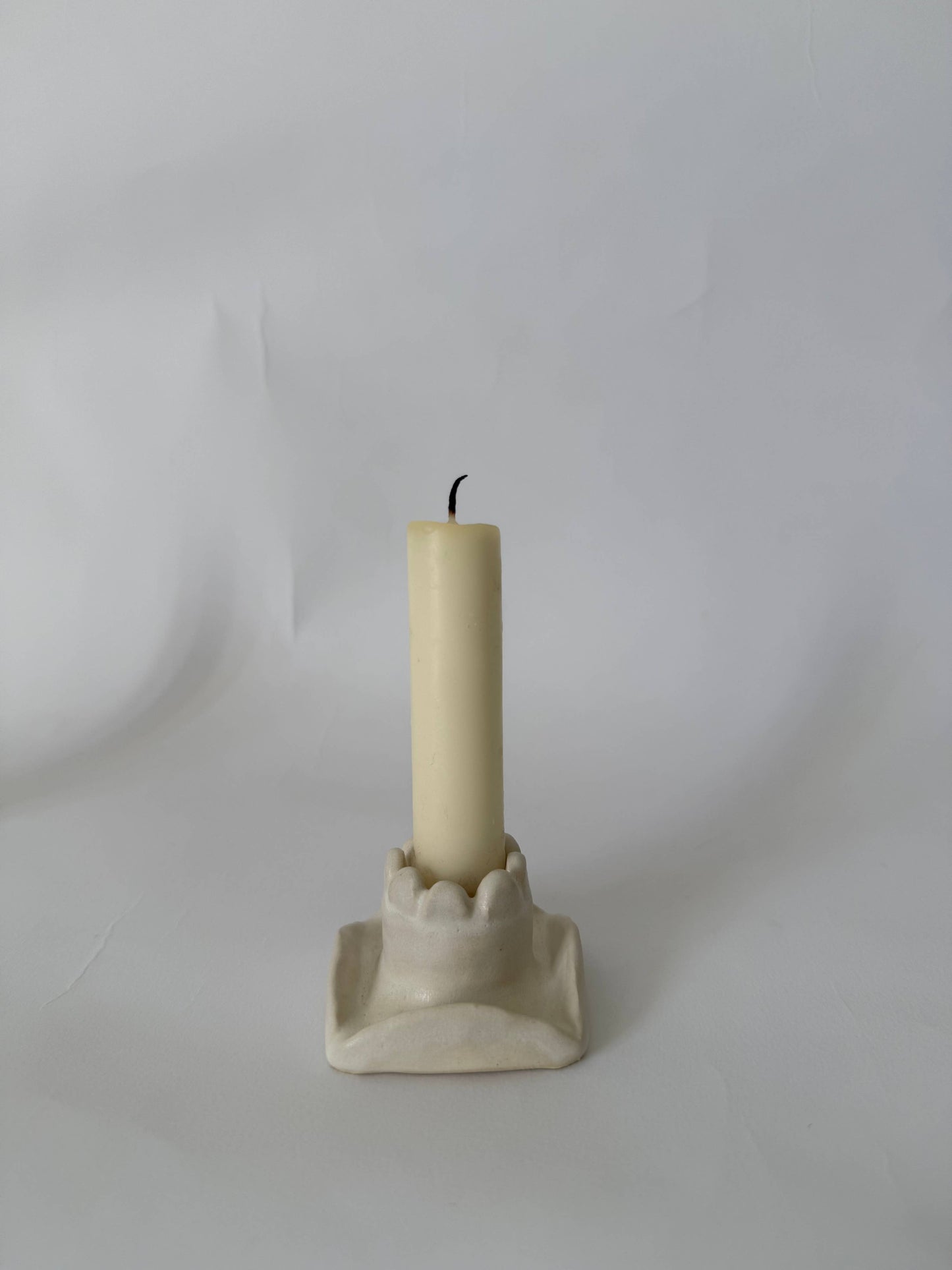 Flip-flap flat scalloped candleholder