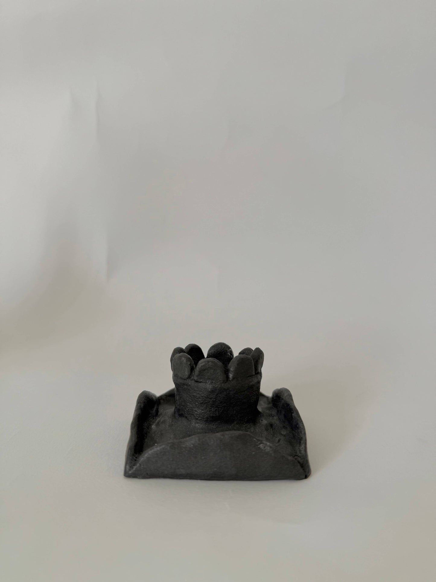 Flip-flap flat scalloped candleholder