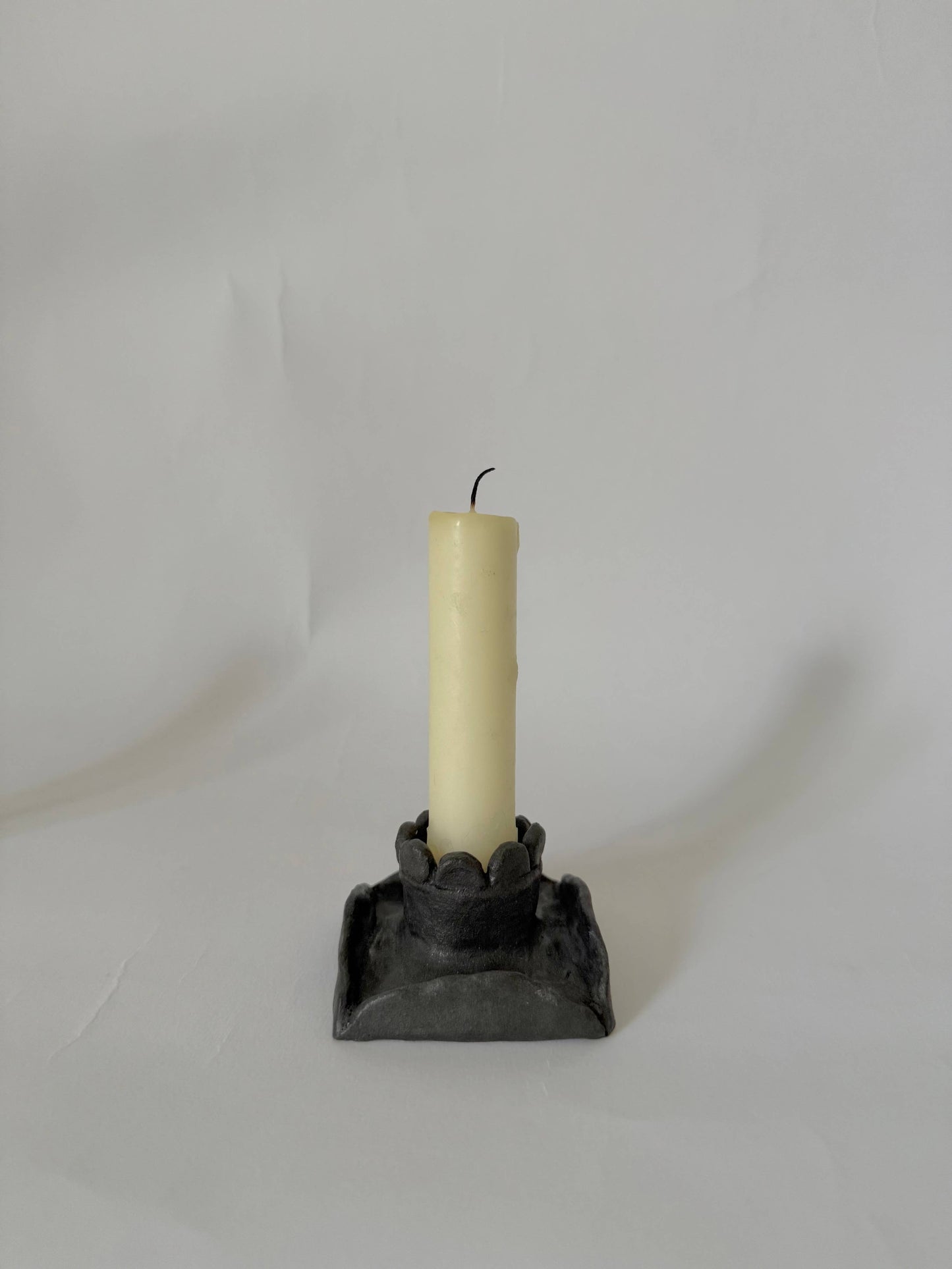 Flip-flap flat scalloped candleholder