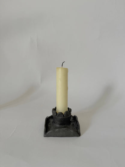 Flip-flap flat scalloped candleholder